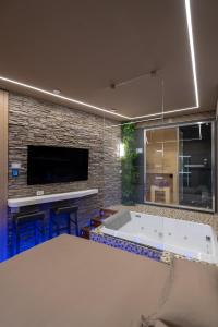 Eine große Küche mit Badewanne und Bar mit Hockern in der Unterkunft Suite Roma15 in Roccaraso + 12 Fotos