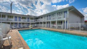 a large swimming pool in front of a building at Motel 6 Chattanooga, TN in Silverdale