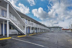 a building with a car parked in a parking lot at Motel 6 Chattanooga, TN in Silverdale