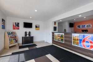 a fast food restaurant with a cash register and a counter at Motel 6 Chattanooga, TN in Silverdale