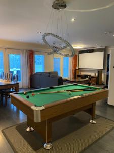 a living room with a pool table and a tv at Mökki unelmia in Jyväskylä