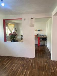 an empty living room with a hard wood floor at Casa Ecológica Angangueo in Mineral de Angangueo