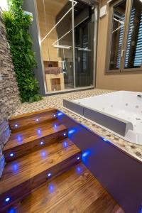 ein Badezimmer mit Badewanne und Holzboden in der Unterkunft Suite Roma15 in Roccaraso