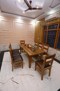 a dining room with a wooden table and chairs at New Awadhesh Singh Hotel in Chauri