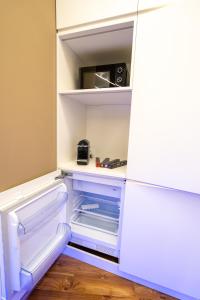 ein leerer Kühlschrank mit offener Tür in einer Küche in der Unterkunft Suite Roma15 in Roccaraso
