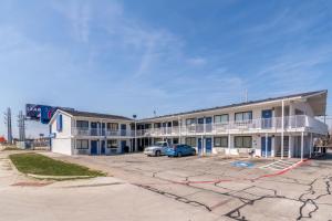 a building with a car parked in front of it at Motel 6 Fort Worth, TX - North in Fort Worth
