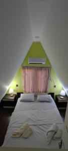 ein Schlafzimmer mit einem großen Bett, auf dem zwei Handtücher liegen in der Unterkunft Lenkeran Aframe in Länkäran