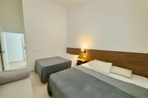 a hotel room with two beds and a mirror at Studio VI até 7 pessoas em Juquehy in São Sebastião +21 photos