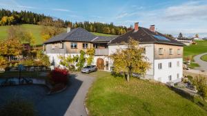 an aerial view of a house with a car parked in the driveway at Gut Pecketsberg in Oepping
