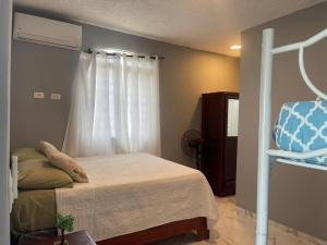 a bedroom with a bunk bed and a window at Apartamento Piro 1 - 4 pax - a 5 Min De La Playa in Las Galeras