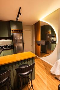 a kitchen with a table and chairs and a mirror at Studio Prime Cuiaba 1709 in Cuiabá