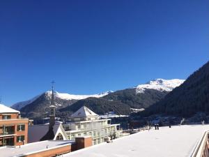a view of a town with snow covered mountains at Hotel Europe App 303 in Davos