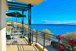 a balcony with a view of the water at Villa Eli Keratokampos in Kastrí