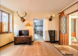a living room with a television and antlers on the wall at Rooftop Carcente in San Siro