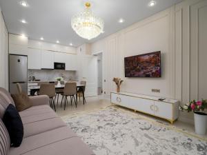 a living room with a couch and a dining room at Smart Lux 200 in Zhezdi