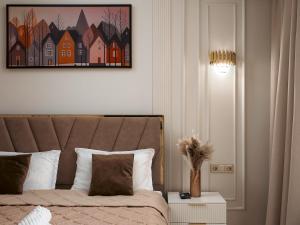 a bedroom with a bed and a picture on the wall at Smart Lux 200 in Zhezdi