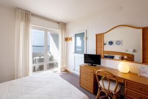 TV a/nebo společenská místnost v ubytování Hotel Capri