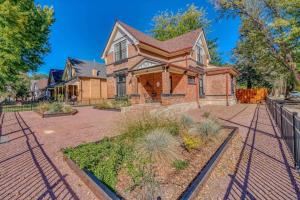 an old brick house with a yard at Rosemont in Florence