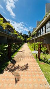 a brick walkway leading to a building at Sunset Villas Milagres - Casa Anahi in Passo de Camarajibe