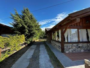 a house with a pathway leading to a building at Sentidos cardinales casa B Encanto in Perito Moreno