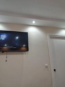 a flat screen tv hanging on a wall at HC Home in Algeciras