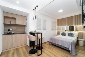 a bedroom with a bed and a desk at Boutique Centro Hostal in Alicante