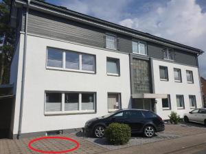 a black car parked in front of a house at Ferienwohnung Kleine Auszeit in Coesfeld in Coesfeld