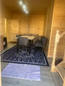 a room with a couch and a table and chairs at GeshouseAselBarskoon in Barskoon