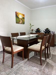 a dining room with a table with chairs and a keyboard at Casa no Roteiro do Vinho in São Roque