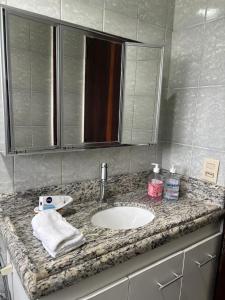 a bathroom counter with a sink and a mirror at Casa no Roteiro do Vinho in São Roque