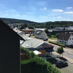 einen Luftblick auf eine kleine Stadt mit einer Straße in der Unterkunft Alexander´s Ferienwohnungen in Gerlingen