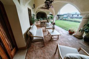 a patio with chairs and tables in a building at La Dimora in Roe