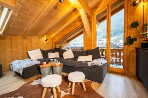 a living room with a couch and two chairs at La Rose des neiges à Châtel in Châtel