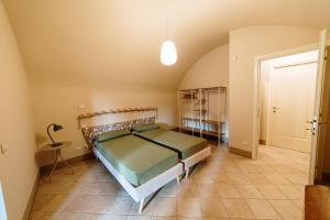 a bedroom with a bed in a room at La Dimora in Roe