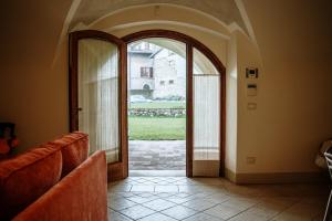 an open door in a room with an archway at La Dimora in Roe +21 photos