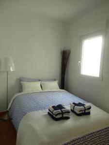 1 dormitorio con 1 cama con 2 toallas en Acacias Apartment, en Madrid