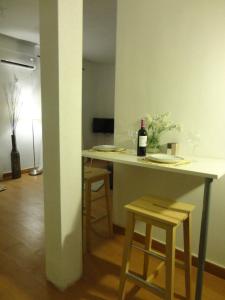 cocina con mesa y botella de vino en Acacias Apartment, en Madrid