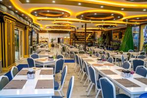 ein Restaurant mit Tischen und Stühlen in einem Raum in der Unterkunft Far Life Hotel in Antalya