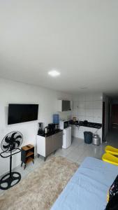 a room with a kitchen and a bed in a room at Vitallino Apartment | Modern with A/C, 10 min from the City Center in Caruaru