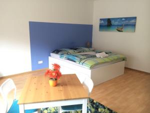 una camera da letto con letto e tavolo in legno con tavolo sidro. di Vida Real Estate Nürnberg a Norimberga