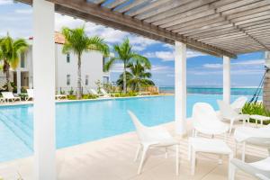 a view of the pool at the resort at Paradise luxury White Beach in Paea