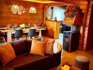 a living room with a couch and a kitchen and a table at Chalet O Refúgio 1 in Penhas da Saúde
