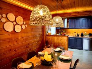 a dining room with a table in a kitchen at Chalet O Refúgio 1 in Penhas da Saúde +9 photos