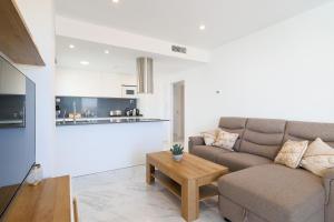 a living room with a couch and a table at Santa Rosalìa - Casa Elsalie in Torre-Pacheco