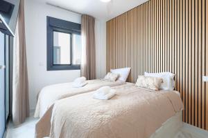 a bedroom with two beds with towels on them at Santa Rosalìa - Casa Elsalie in Torre-Pacheco +39 photos