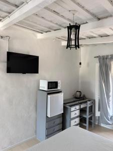 a kitchen with a sink and a microwave on a wall at Hospedaje Sarmiento in Carlos Casares