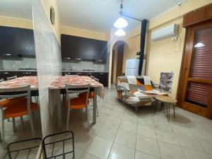 a kitchen and dining room with a table and chairs at Appartamento MiMoSa Scalea in Scalea