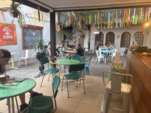 a restaurant with green tables and people sitting at tables at BB Casita Blue Hotel in Santiago