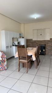 a kitchen with a table and chairs in a room at Apartamento Aconchego da Serra Azul in Barra do Garças