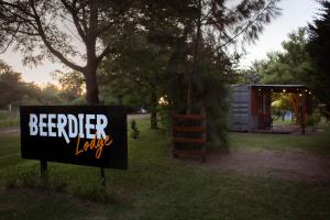 a sign for a beeder yard with a house at Cerveceria BEERDIER Alojamiento in Salto
